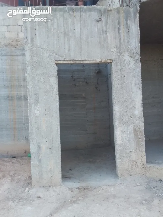 بيت للبيع الزرقاء جبل الأمير حمزة مكون من طابقين مساحة الطابق الاول 120م مساحة الطابق الارضي قوشان م