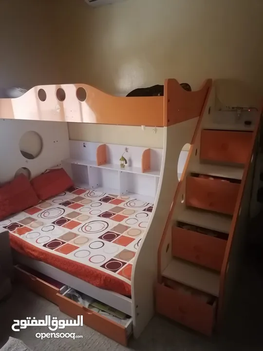 سرير اطفال مذدوج الحاله ممتازة + سرير 120 سم + انتريه حرف l بحاله جيدة