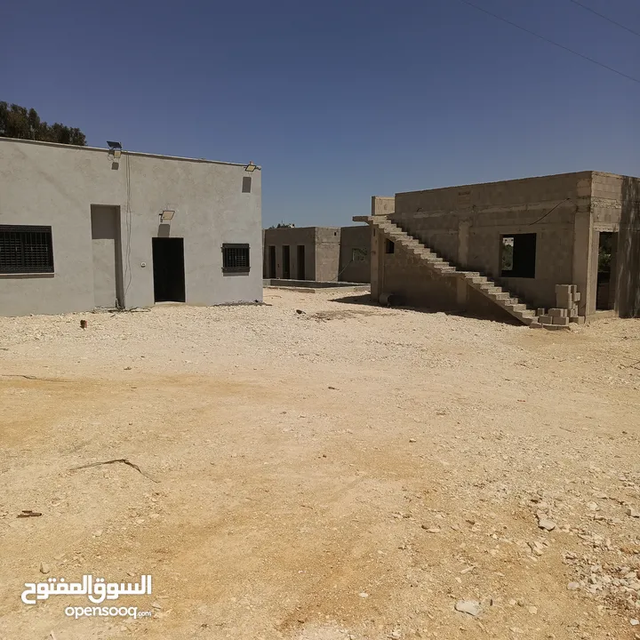 للبيع في عابود شاليه مساحة واسعة
