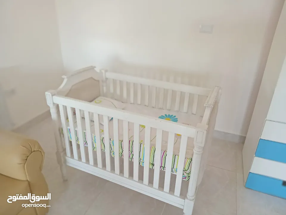 سرير لطفل مع الفرشه