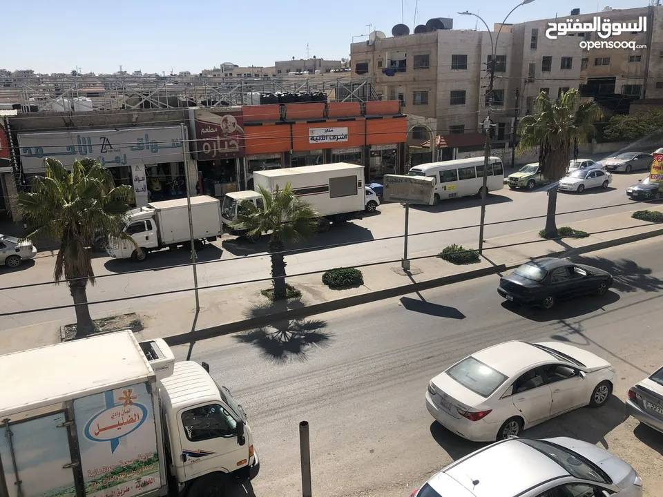 ثلاث محلات تجاريه ومخازن علي شارع 36 التجاري الزرقاء الجديدة في افضل موقع في الشارع