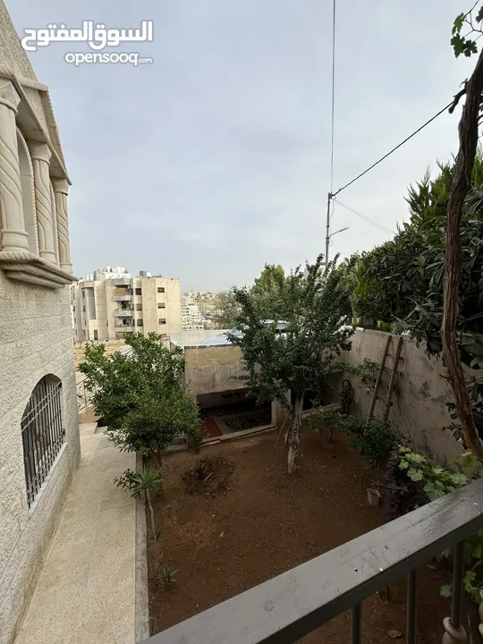 فيلا للبيع / بيادر وادي السير / بموقع مميز و إطلاله فاخره على شارعين وقريبه من الخدمات