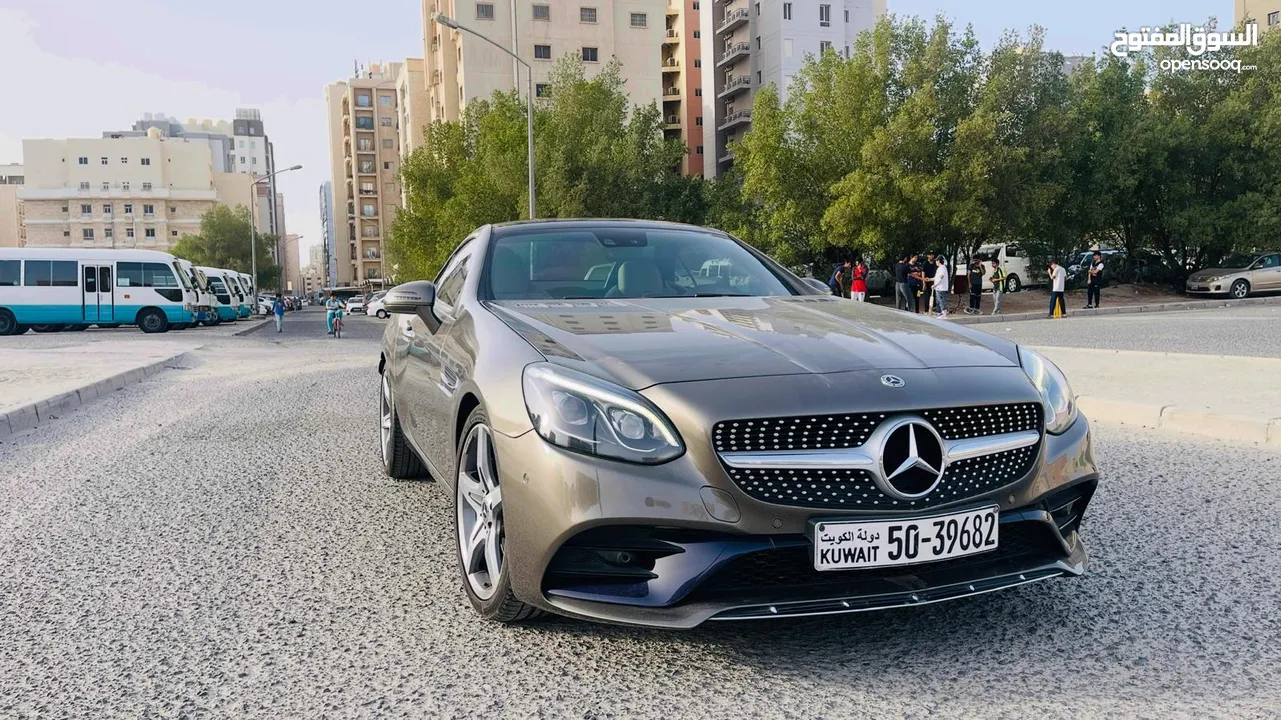 Mercedes SLC 200 convertible in excellent condition with no accident.