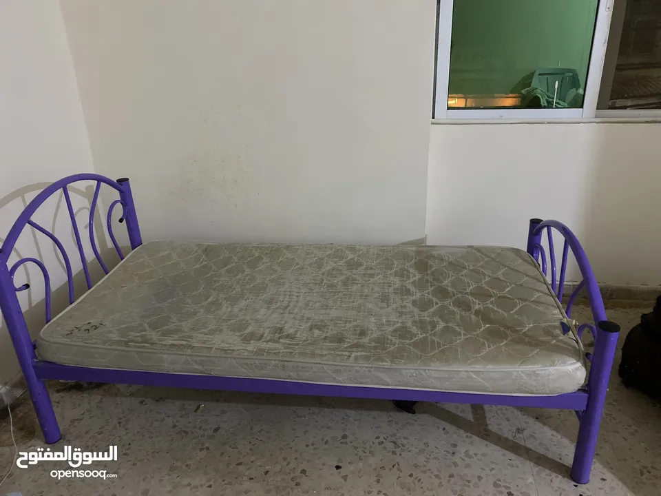 سرير مع فرشة