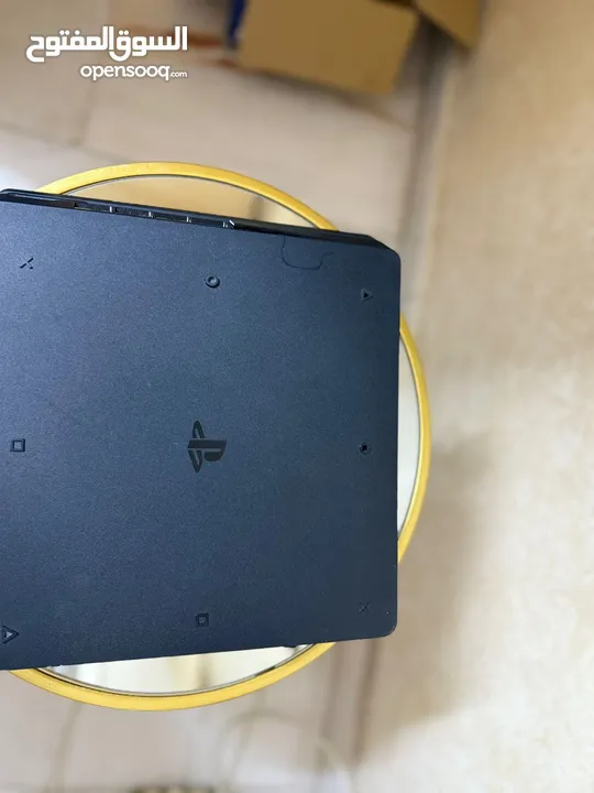Ps4 slim 500gb نظيف جدا بحالة الوكالة مع  قرصين العاب استعمال بسيط gta5 و black ops4