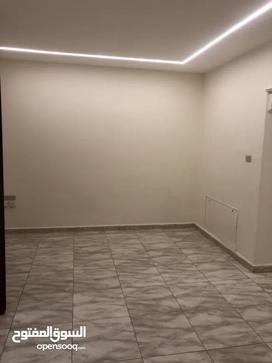 شقه سوبر ديلوكس البيع في ضاحيه الرشيد طابق اول  ثلاث بلكونات بسعر مغري