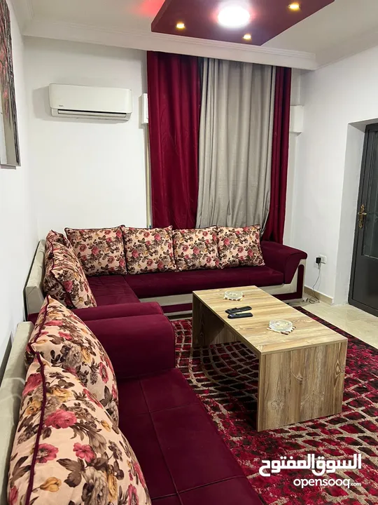 شقق مفروشه بالكامل كبيره وصغيره  نظافه مميزه للايجار خلف مركز الحسين للسرطان / الجامعه الاردنيه