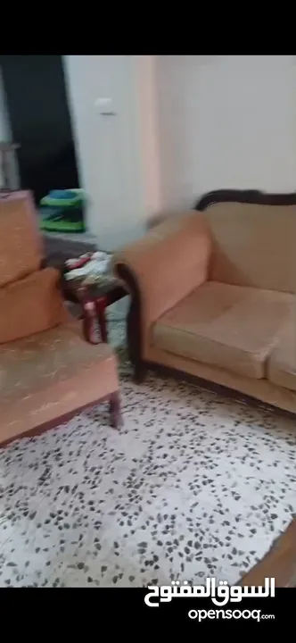 طقم كنب مستعمل للبيع بحالة مقبوله السعر قابل للتفاوض