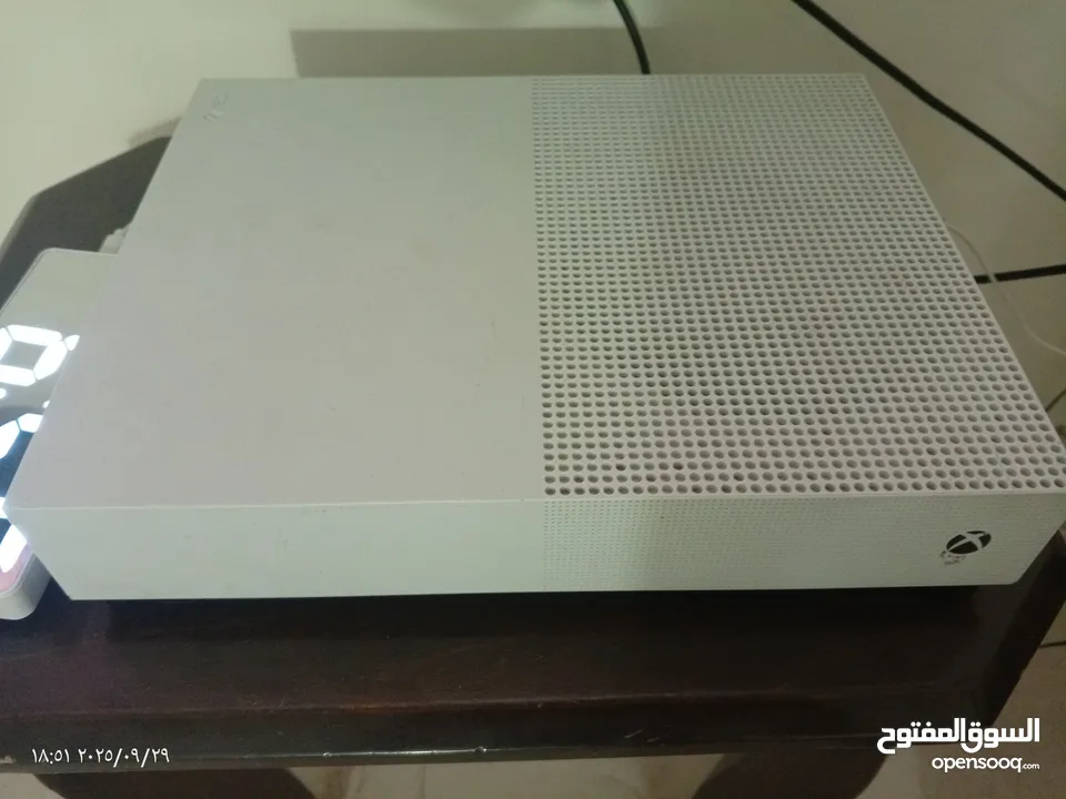 Xbox one s اكس بوكس جديد نظيف مستعمل اخو الجديد مع اي تحكم اصليه وحماله هاتف هديه مجانا بسعر حريقه