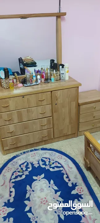 كنب مستعمل طاولة مع بترينه غرفه نوم