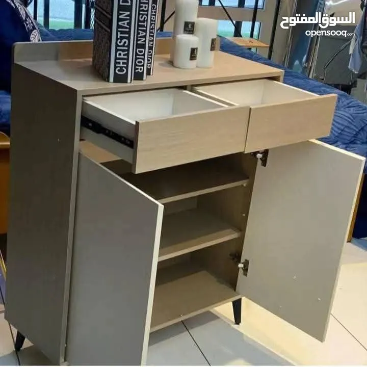 خزانة مودرن بستايل أوروبي راقـي تصميم خشبي راقي بلون بيج فاتح مع أبواب سادة بلون سكري أنيق