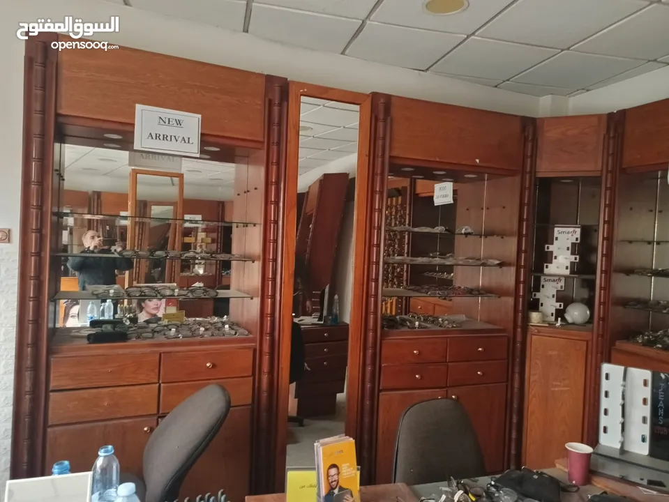 ديكور خشب بلوط يصلح لمحل عطور بصريات خلويات