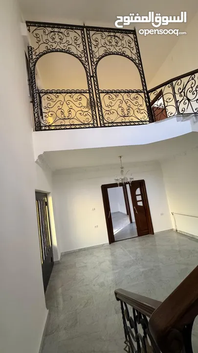 Well-Maintained Villa in Umm Al Summaq / فيلا بحالة ممتازة في أم السماق