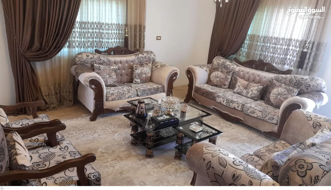 طقم كنب تسع مقاعد مع طاولة وسط استخدام بسيط