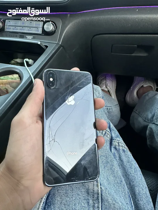 ايفون x ماكس للبيع مغير شاشه و مغير بطاريه ومستعمل فتره صغيرة بسعر  85دينار