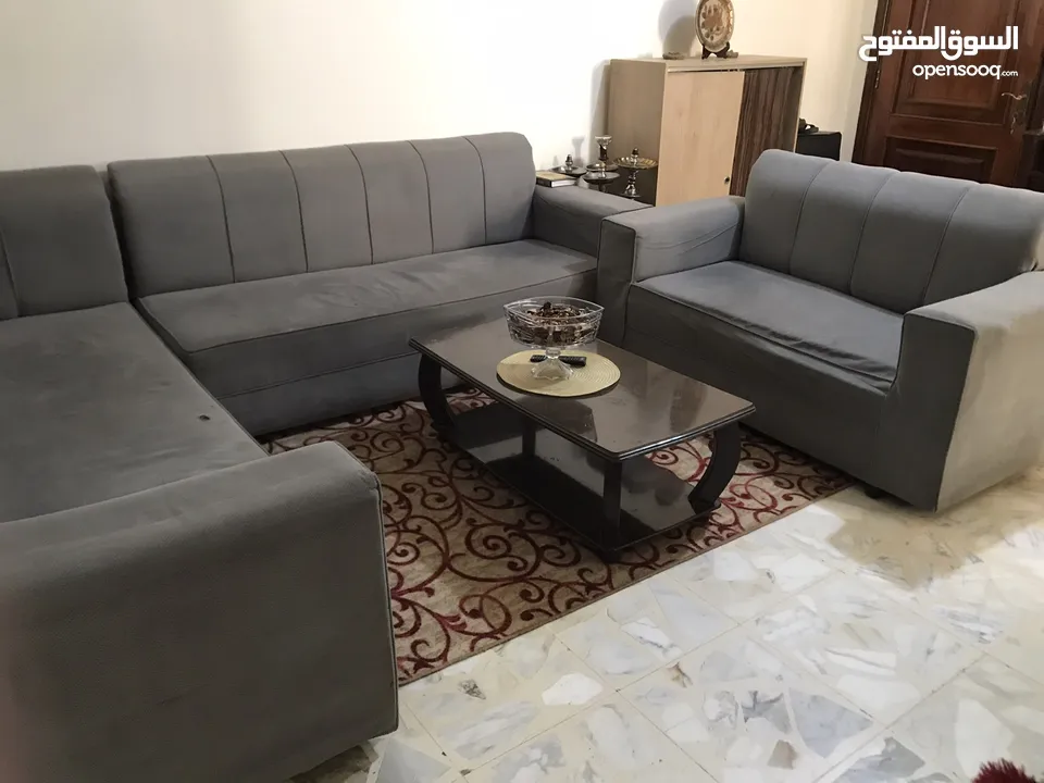 طقم كنب للبيع مع الطاولة الموقع شارع المدينة المنورة خلف سامح مول ، للبيع مستعمل