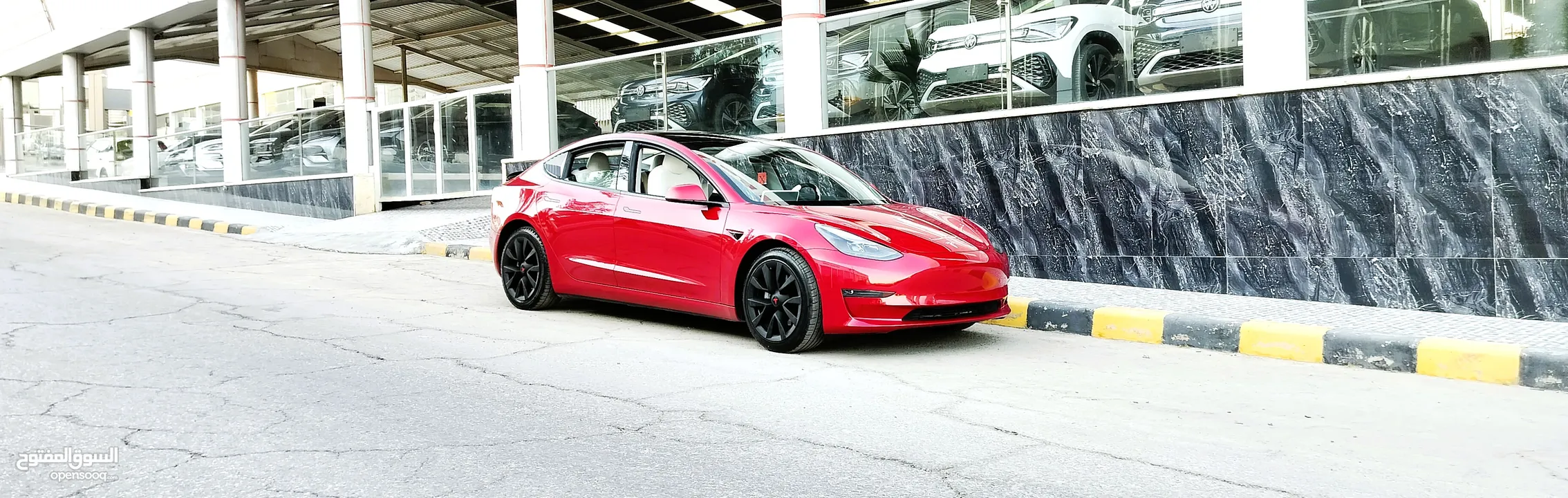 تيسلا 2022 model 3 فحص كامل 4 جــيـــد بدون ملاحظات غرفة جلد ابيض لون مميز بحالة الوكالة بسعر لقطة