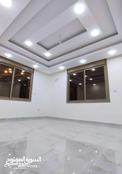 شقة مميزه مساحتها 160م او مع روف 200 م في الحي الشرقي