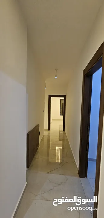شقه مميزه للبيع طابق اول بسعر مغري من المالك مباشره