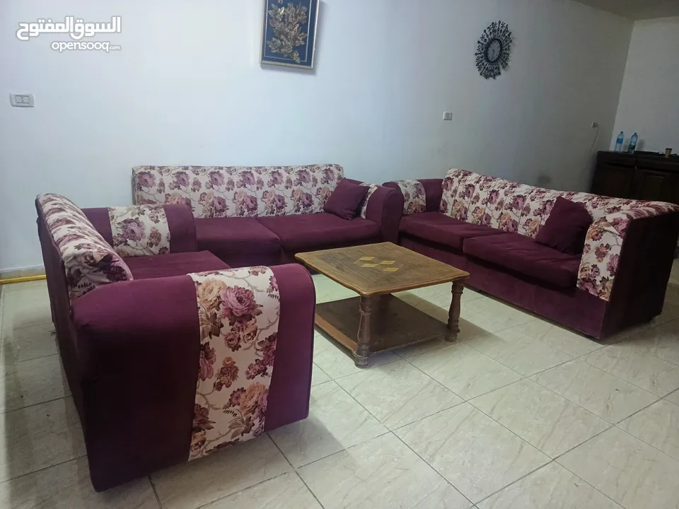 طقم كنب للبيع ثمن مقاعد مع طاوله بحاله جيده للبيع