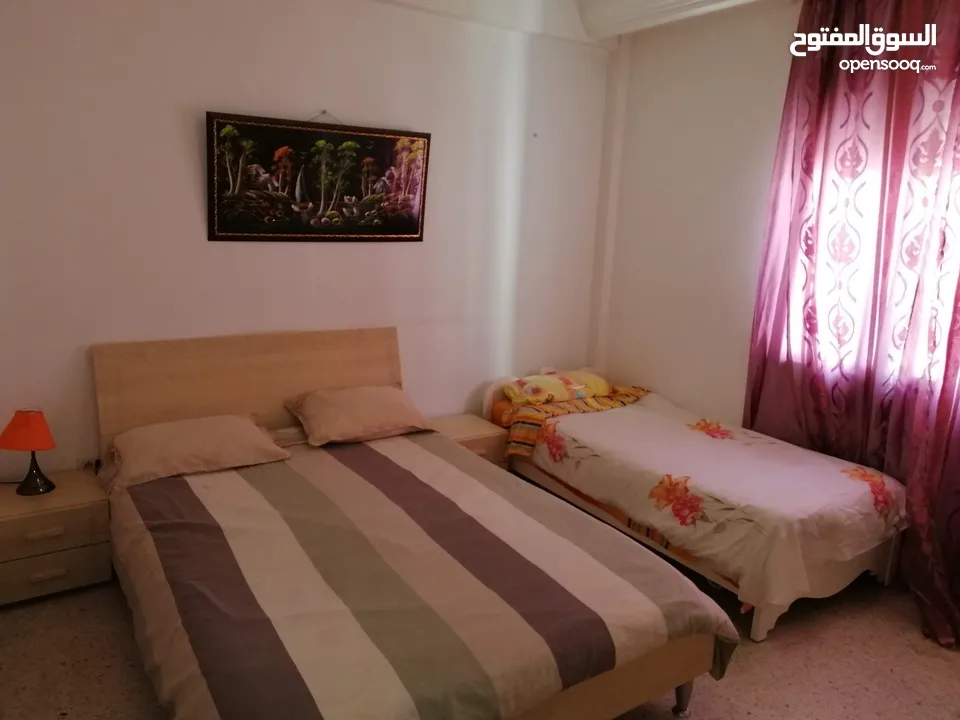 شقة مفروشة متكونة من ثلاث غرف و صالة للايجار باليوم في تونس العاصمة