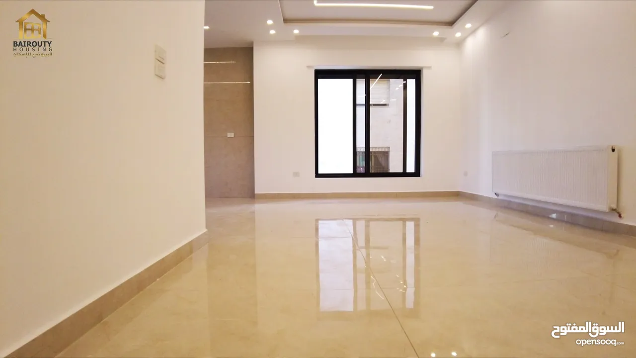 شقة لقطة للبيع طابق ارضي مع حديقة شارع المطار النخيل  شقة مساحة 185م وترس خارجي 220 م وكراج مستقل
