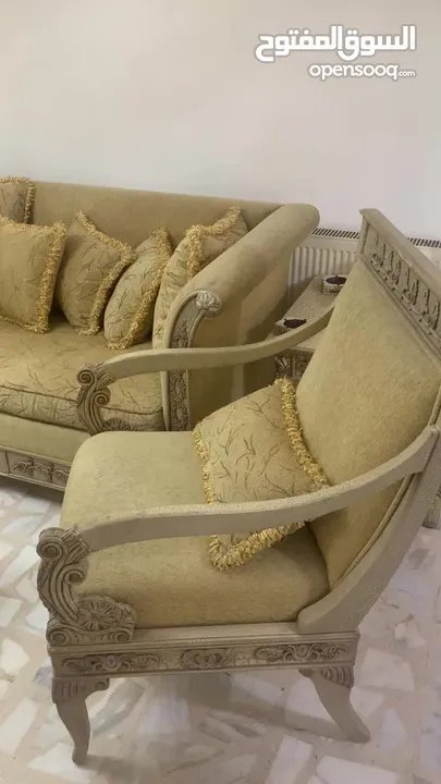 كنب 7 كراسي مع 3 طاولات للبيع