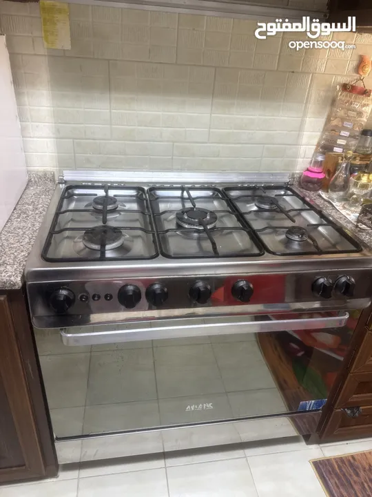 غرفة سفرة مميزه للبيع اجهزة كهربائية بحال البلاش  طاولة مطبخ مميزه  خزانة تلفزيون مميزه بحال الجديد