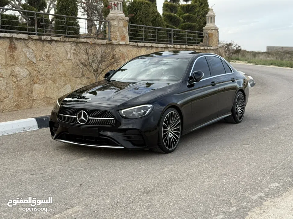 مرسيدس بنز E200 باللون الاسود الملوكي