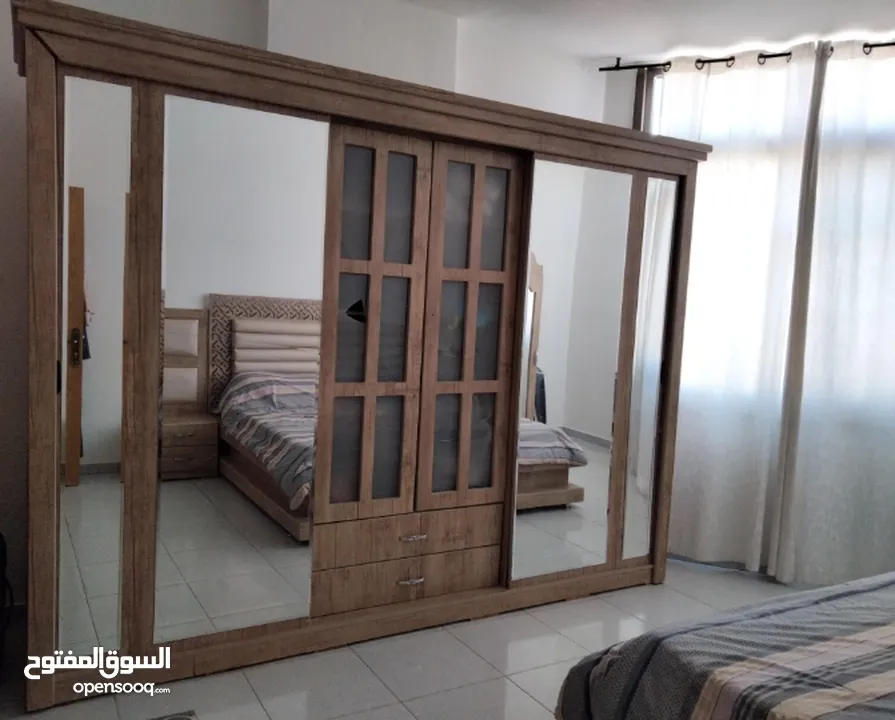 غرفة نوم مستعملة مع الفرشة