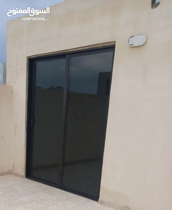شقة فاخرة مع روف فاخر للبيع بسعر مغري