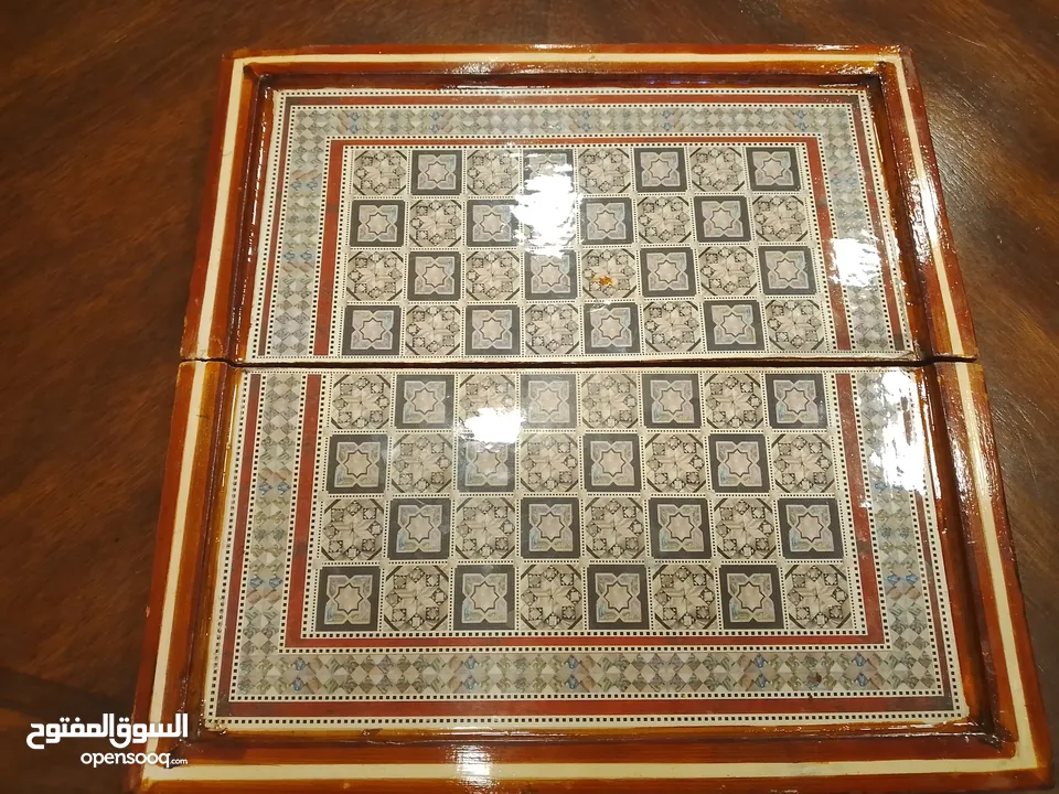 طاولة شطرنج مع الزهر (لا يوجد قطع زهر)