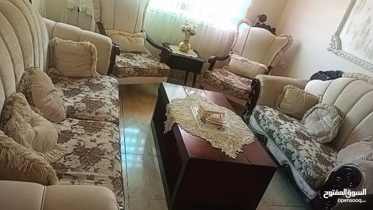 كنب تفصيل لون بيج فاتح  للبيع