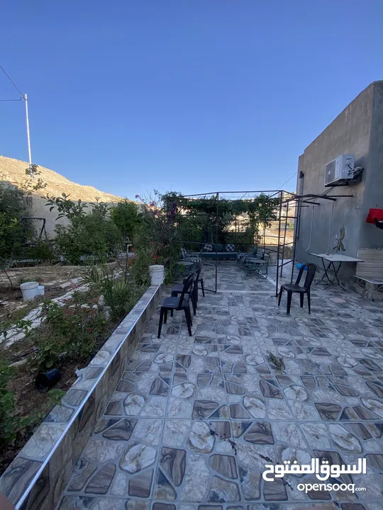 فرصة استثمارية وسكنية مميزة في ماركا الجنوبية – عمّان ( بيت مع ثلاث محلات للبيع )