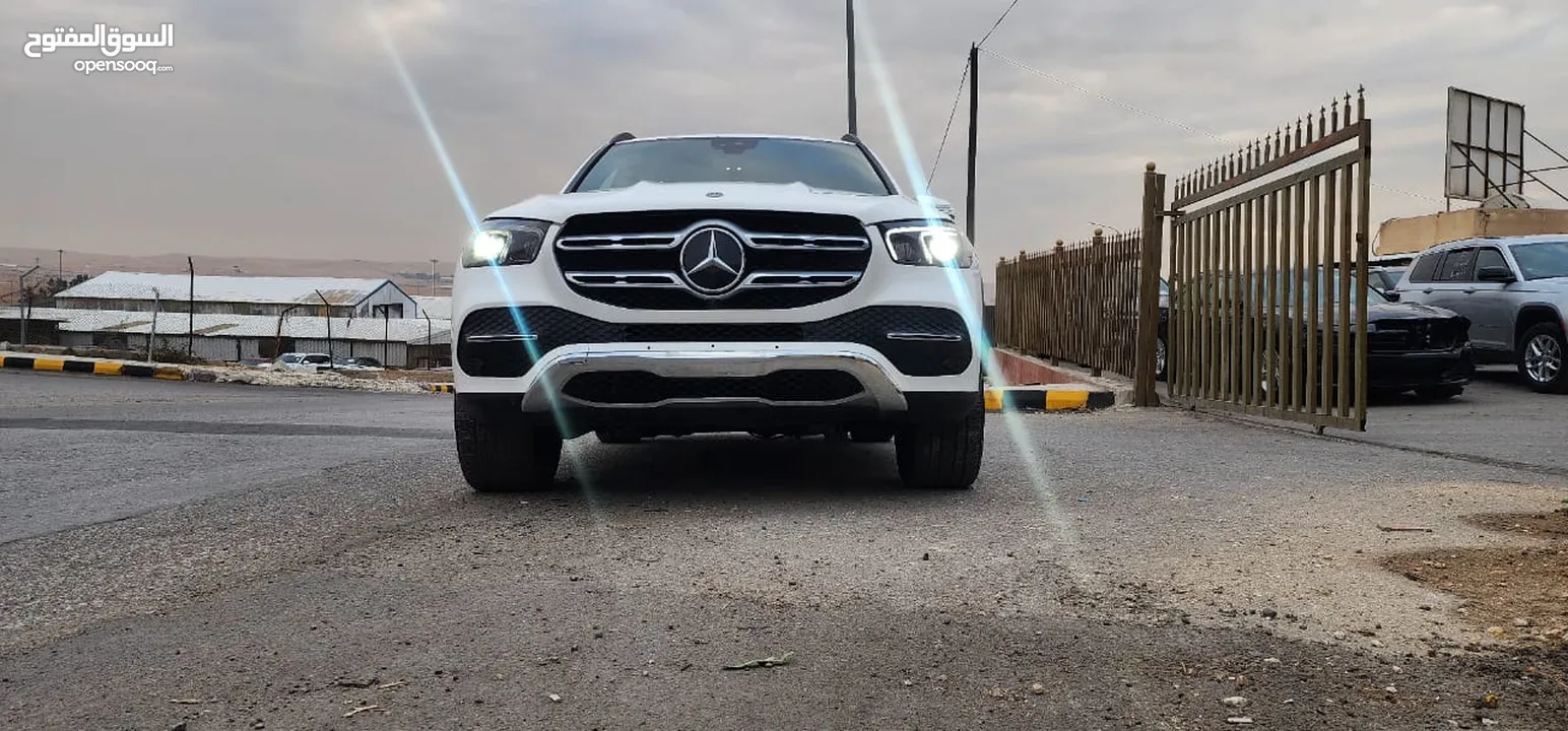 مرسيدس GLE 350- 4 MATIC موديل 2020  دفع رباعي  عاليه الإضافات  غير مجمركه لون ابيض والداخل اسود
