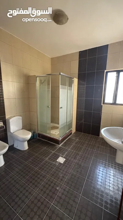 Well-Maintained Villa in Umm Al Summaq / فيلا بحالة ممتازة في أم السماق