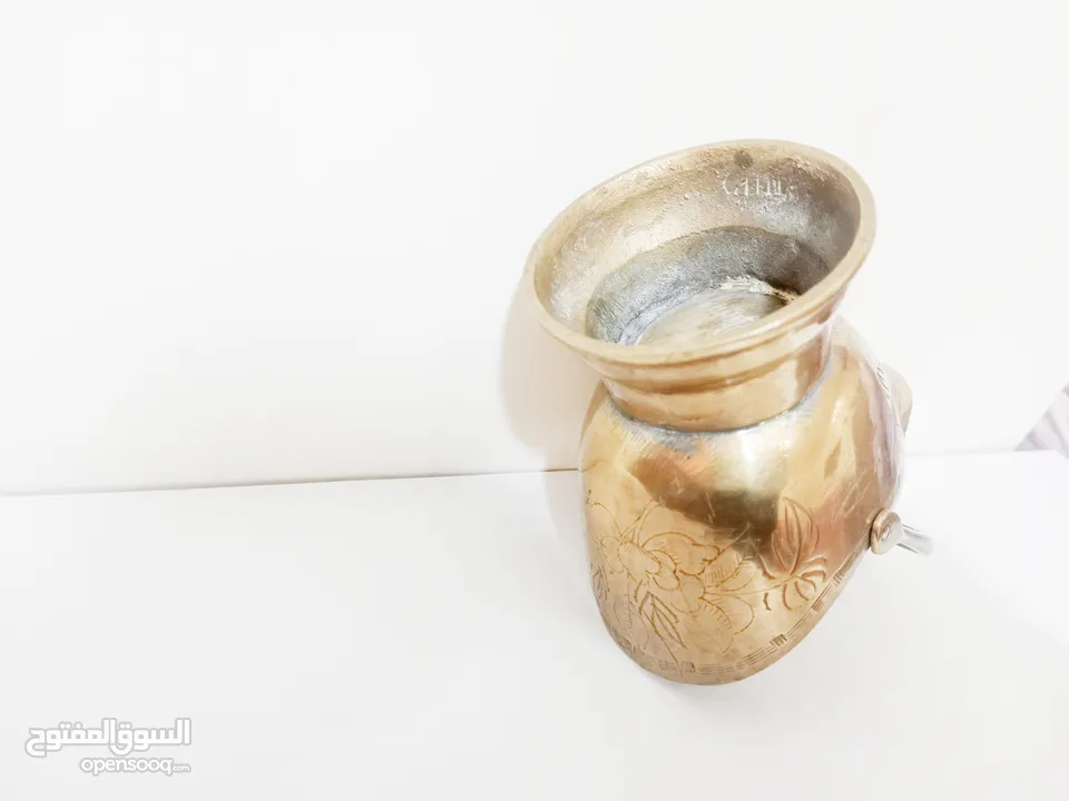 وعاء تقليدي مصنوع يدويا يستخدم لحمل الفحم أو الحطب مزخرف برسومات أنتيك قديم جدا لون ذهبي
