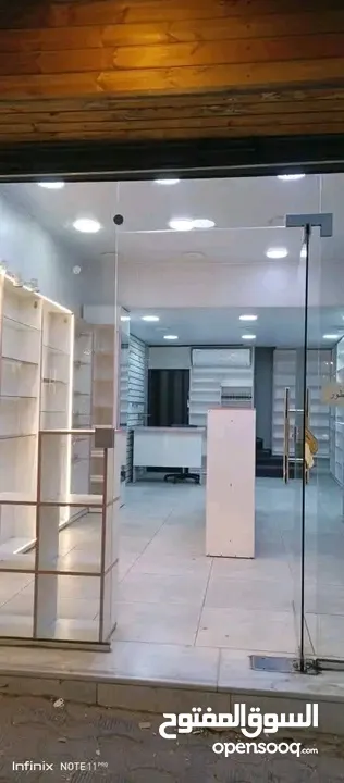 ديكور محل اكسسوارات خشب  يصلح لعدة مصالح مع ستاندات حديد وخشب وهوكات بحالة الجديد