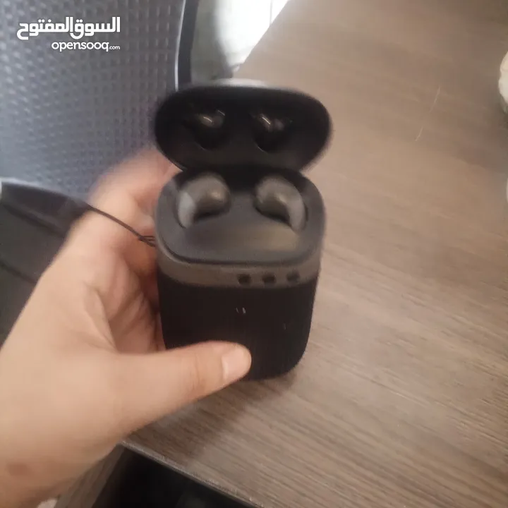 سماعة اذن غير مستعملة وسماعة حافظة للموسيقى بلوتوث جديدة مع شاحن