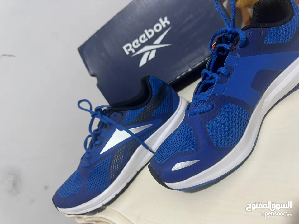 حذاء رياضي أزرق من Reebok، خفيف، بتهوية جيدة ونعل مريح بتقنية Memory Tech.