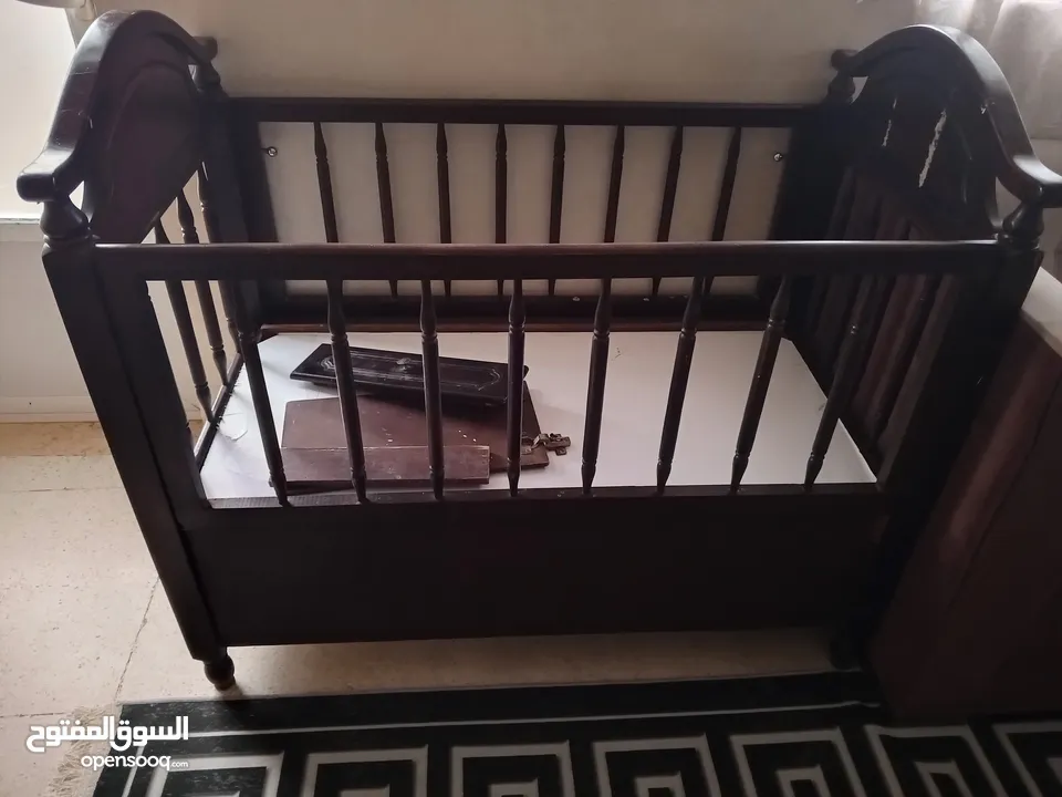 تخت بيبي خشب زان وبلوط لون بني محروق بحاله جيده