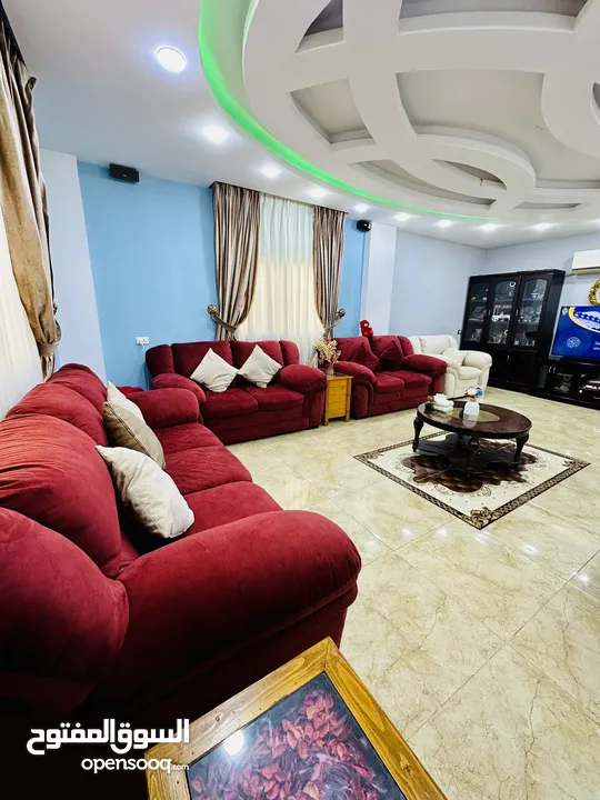 طقم كنب دب11 مقعد بحالة ممتازه