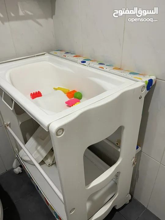 Bathtub and changing station for kids