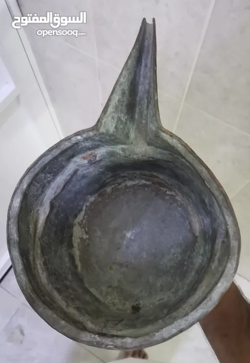 قطعة اثرية تراثية نادرة  وعاء نحاسي قديم، منقوش باسم الصانع: "عمل محمد بن سعيد بن جميعة"