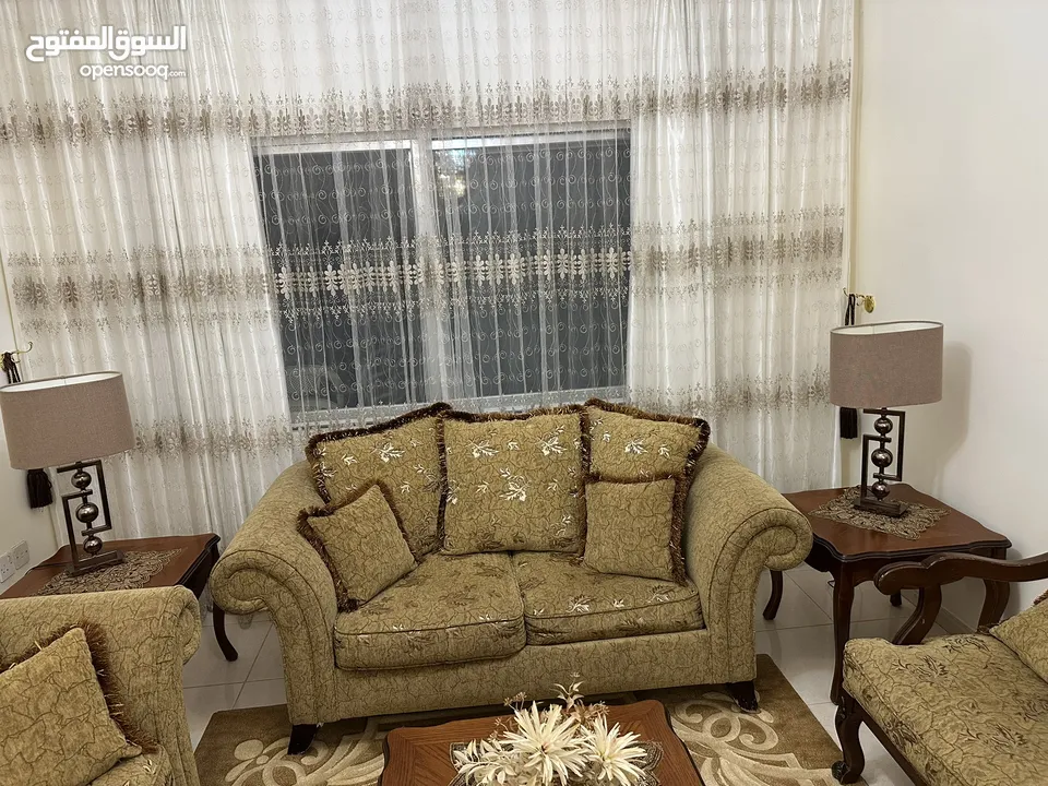 طقم كنب 7 مقاعد بحالة ممتازة مع طاولة وسط و جانبيتين خشب و 3 ثريات
