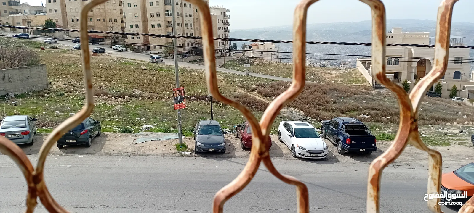 للايجار شقه مفروش ثلاثه نوم ثلاث حمامات صاله وصالون وبلكونه طابق اول مطله يوجد مصعد وحارس عماره هاد