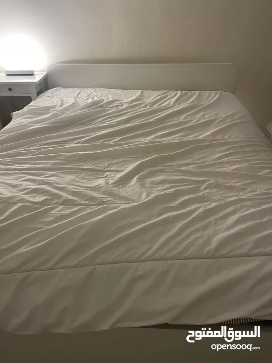 سرير ابيض مقاس 160x200cm مع مرتبة