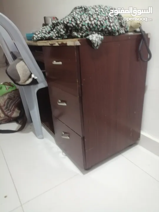 طاوله مكتب تصلح للدرسه تصلح ايضا طاوله كمبيوتر. لها ثلاثه جرارات