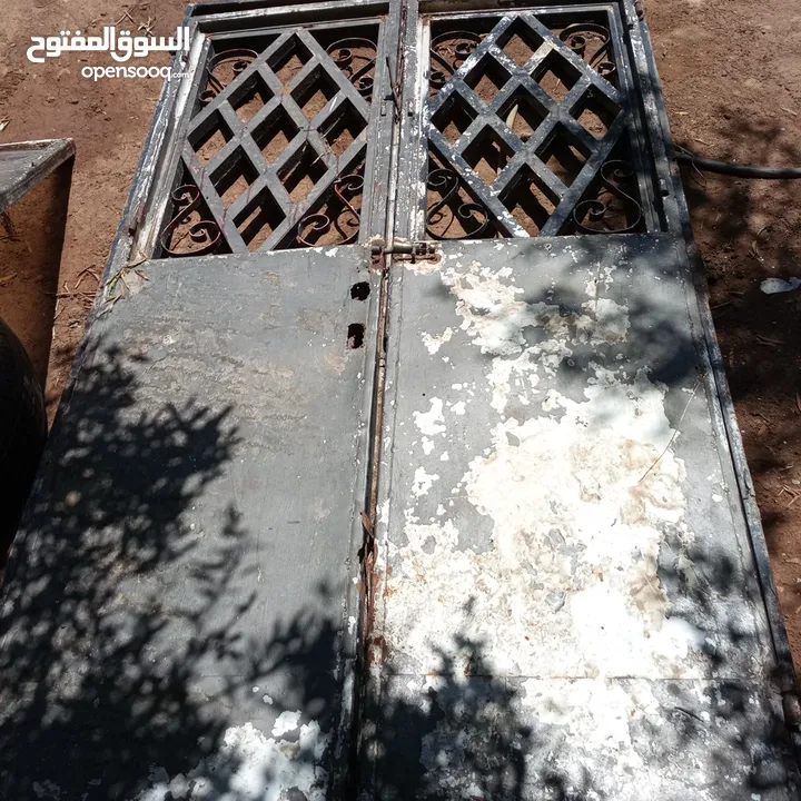 يوجد باب حديد ثقيل ومواسير