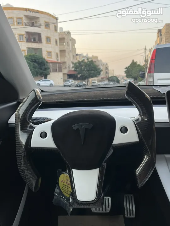 تيسلا Y 2022 performance لون خمري مميزة داخلي ابيض الاداء العالي دفع رباعي وبسعر مغري جداً جمرك جديد